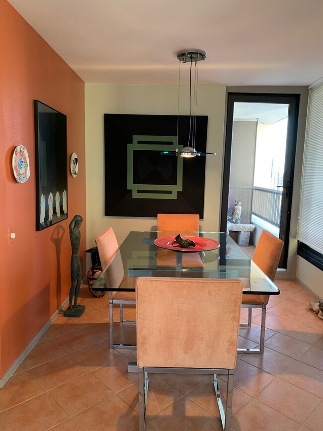 Foto del edificio - 1030 N State St