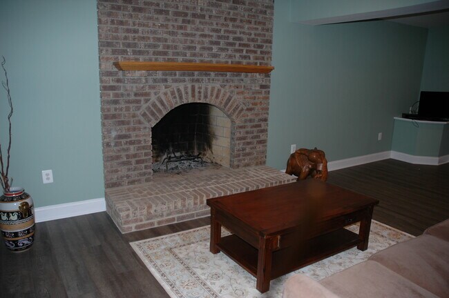 Foto del edificio - 11921 Holly Spring Dr