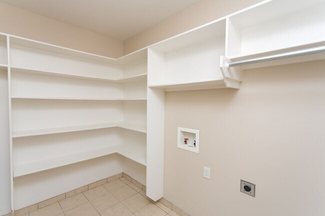 Building Photo - 16100 Rolling Meadows Dr