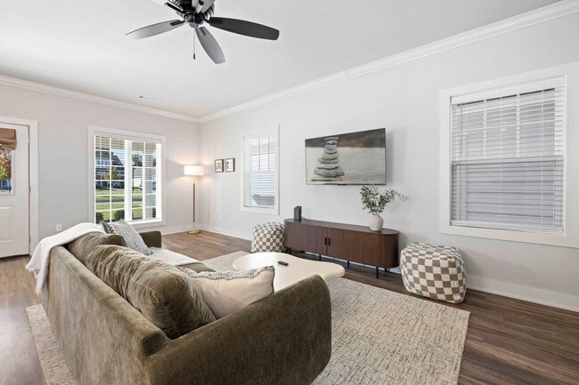 Building Photo - 913 NE Hts Ln