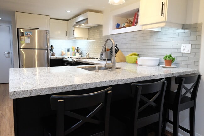 Building Photo - 326 High Park Av