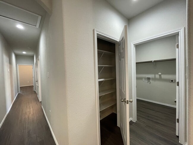 Building Photo - Townhome for rent