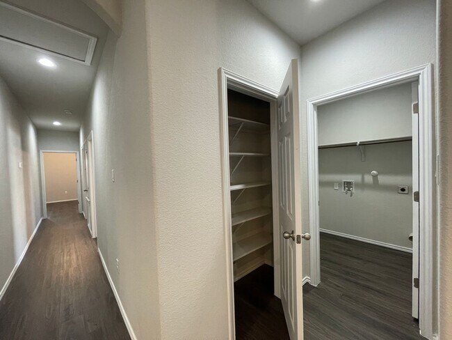 Foto del edificio - Townhome for rent