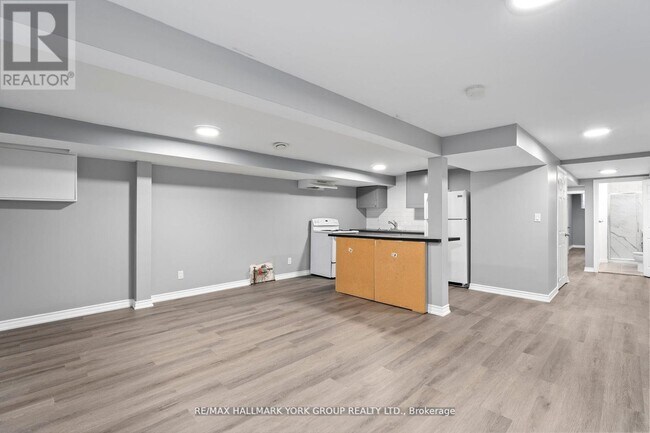 Building Photo - LOWER - 25A COLLEGE CRESCENT