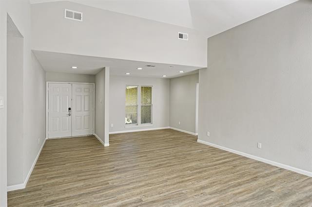 Foto del edificio - 15712 Kingscrest Cir