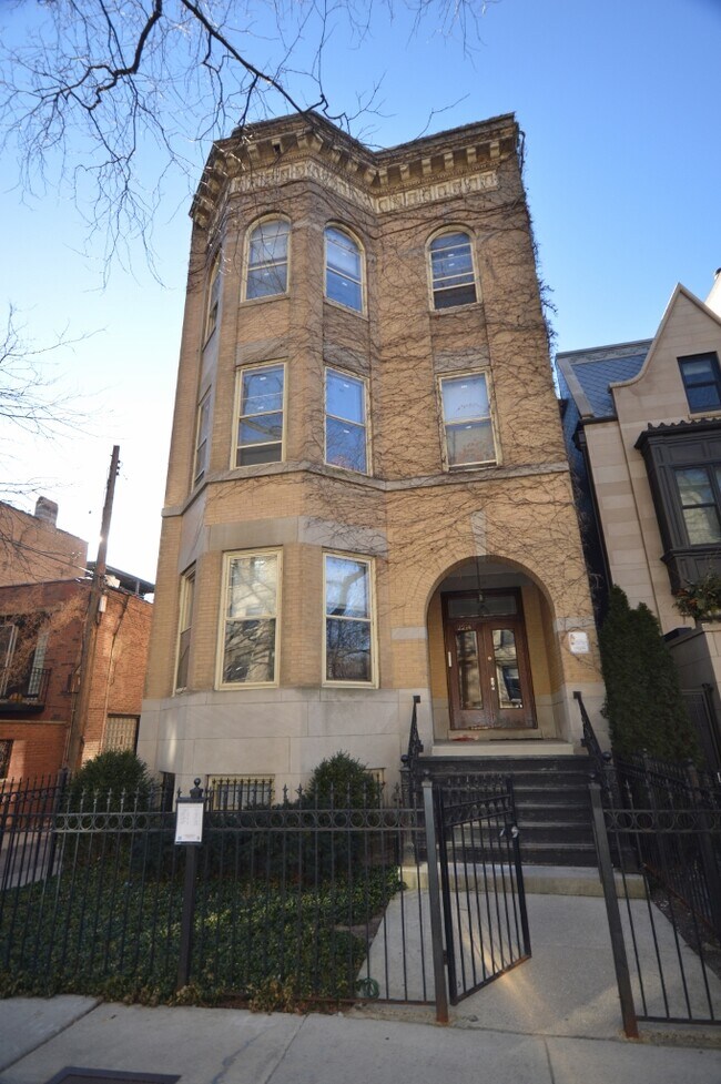 Building Photo - 2214 N Kenmore Ave