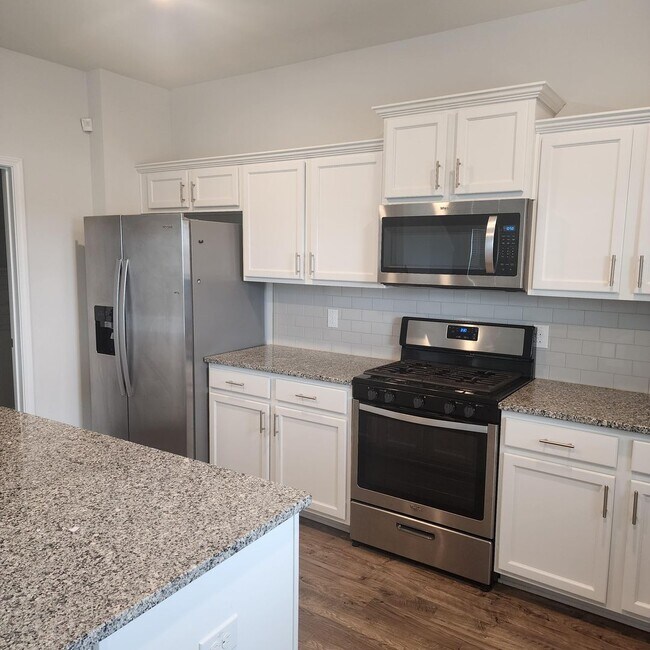 Building Photo - Beautiful 4 Bedroom 3.5 Bath Home Coming S...