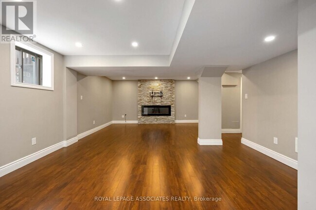 Building Photo - 61 Estrella Cres