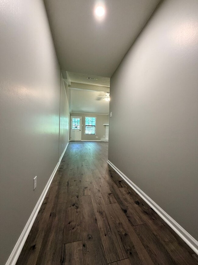 Foto del edificio - Buy or Lease!