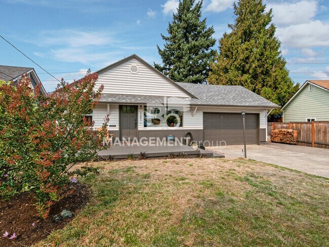 Building Photo - Light & Bright Modern Daylight Ranch Loade...