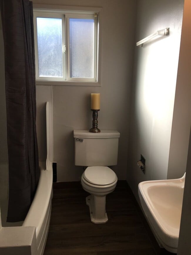 Building Photo - Close to shopping and parks