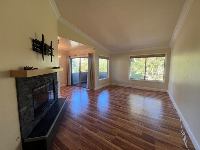 Building Photo - Modern & Renovated 2 Bed | 2 Bath Condo