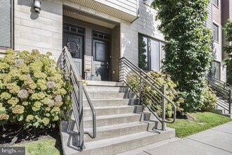 Building Photo - 906 Lakeview Ct