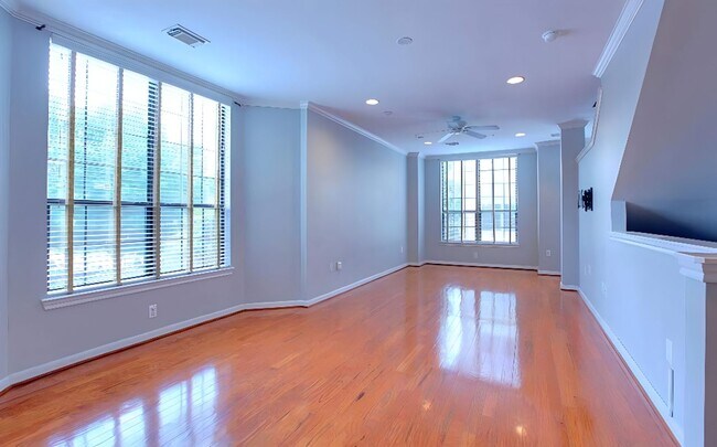 Building Photo - Beautiful 3-Story Townhome in Museum District