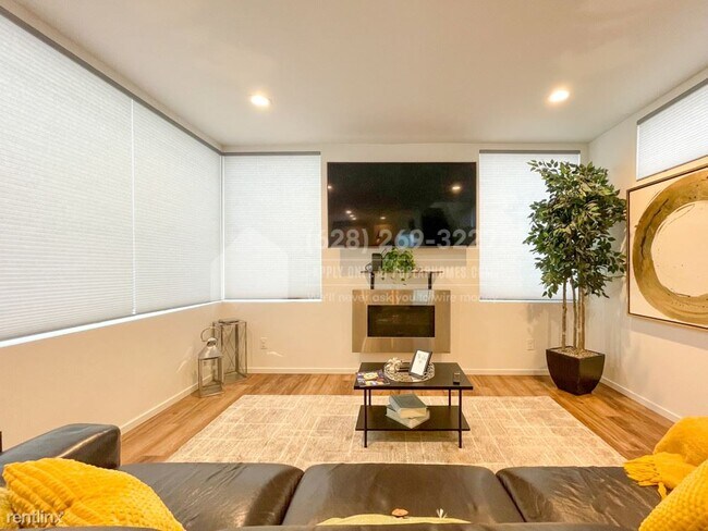 Building Photo - 3 br, 2 bath Townhome - 9034 18th Avenue SW -