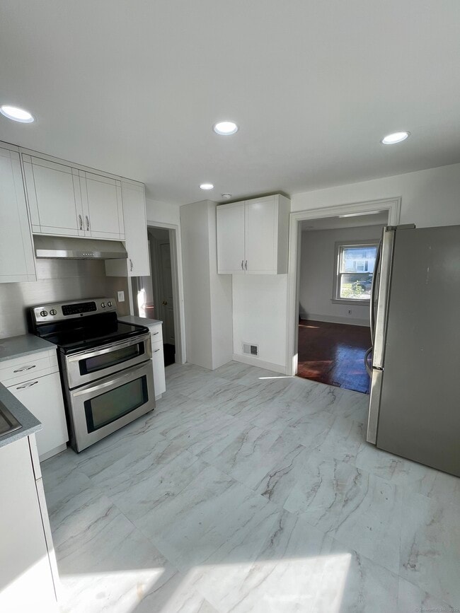 Building Photo - 65 Hinsdale Ave