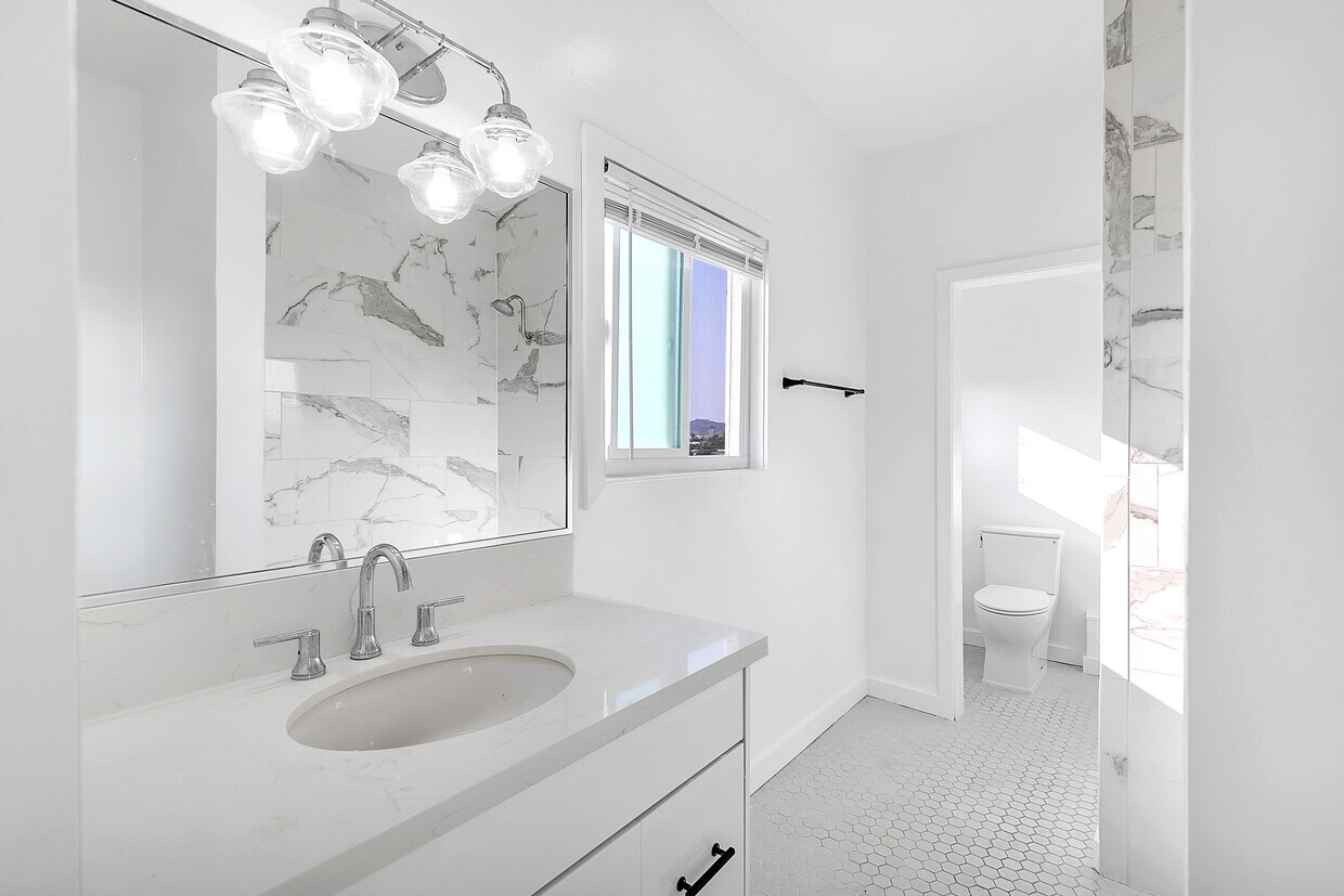 Building Photo - 1625 Vineyard Ave