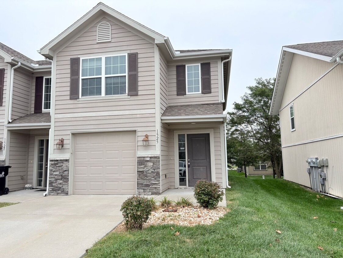 Primary Photo - 3 Bedroom | 2.5 Bath | 1-Car Garage in Gra...