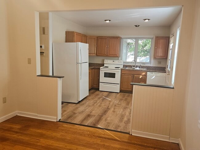 Building Photo - 47 Village Cir