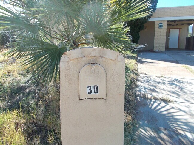 Photo - 3 Bedroom 2 bath, fenced backyard House