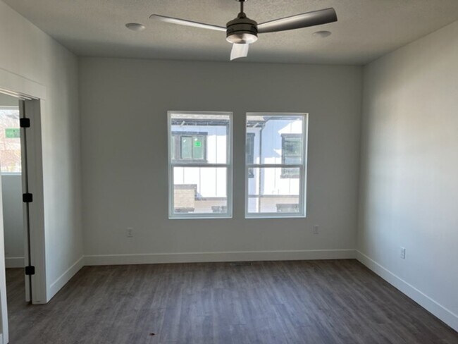 Foto del edificio - Beautiful 2023 New construction end unit w...