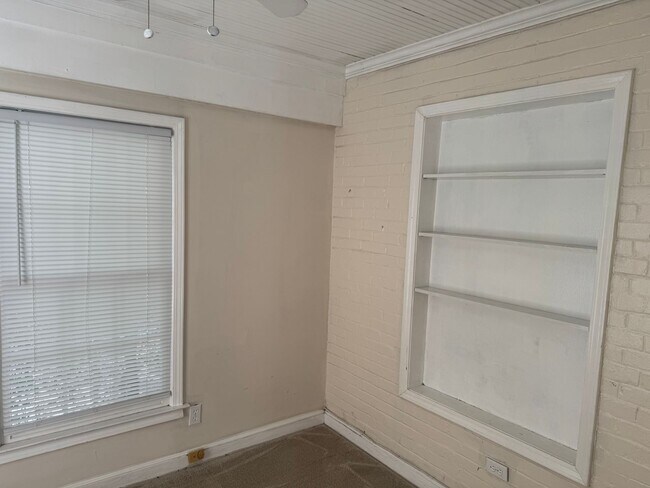 Building Photo - Large Cloverdale Apartment