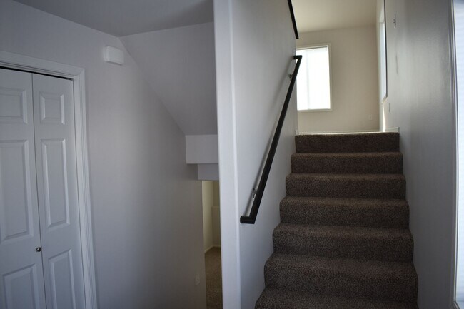 Foto del edificio - 433 E Foxtail Dr