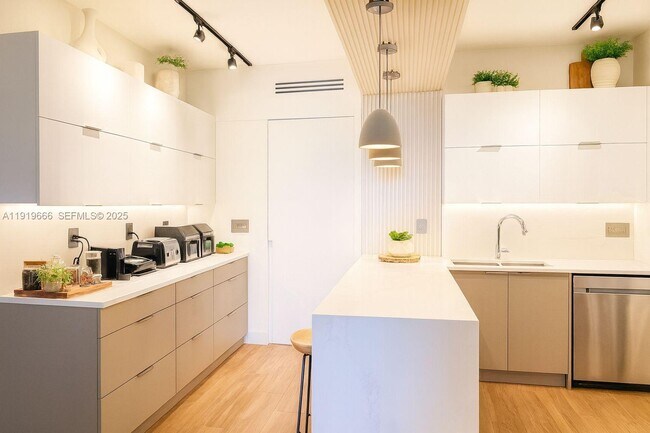 Foto del edificio - 711 Crandon Blvd