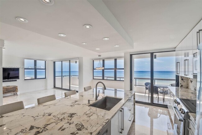 Building Photo - 2555 Collins Ave