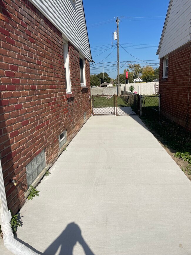 Foto del edificio - 13144 Orange St