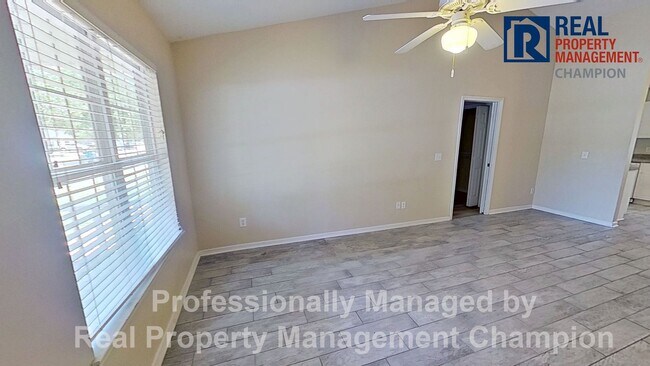 Foto del edificio - 3 BD/2BA Home with Fenced Back Yard in Azalea Trace - Students Welcome