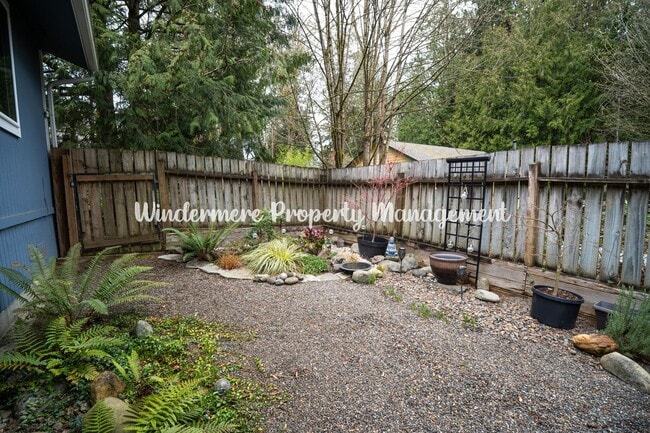Building Photo - Sunny, Bright 2 bedroom in Poulsbo, Community Beach/Playground
