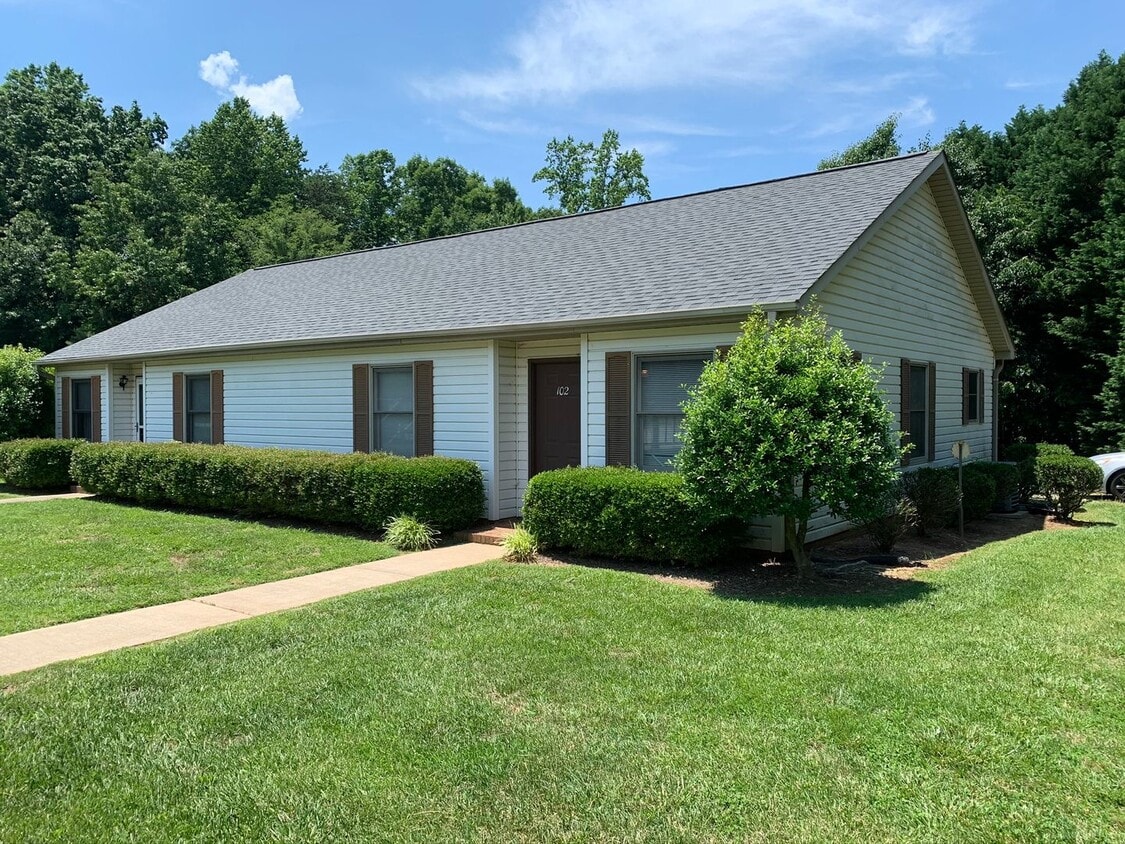Primary Photo - 102 Peninsula Pl Ln