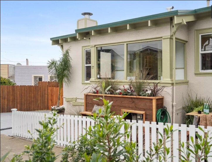 Primary Photo - 17 Curtis St