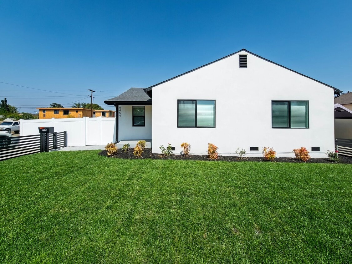 Primary Photo - High-End Living Starts Here – Custom Finis...
