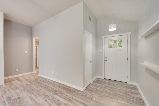 Foto del edificio - 9216 Newport Ln