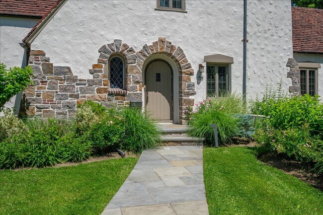 Foto del edificio - Elegant 3 Bedroom Tudor with Flexible Living Space