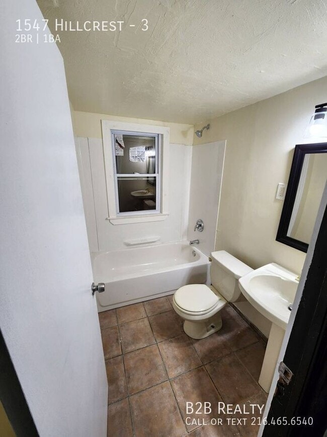Building Photo - 1547 Hillcrest-3