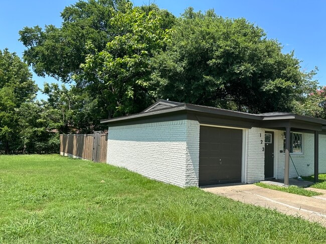 Building Photo - 123 Borchardt St