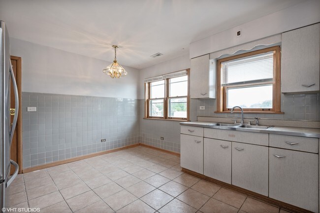 Building Photo - 8108 N Oriole Ave