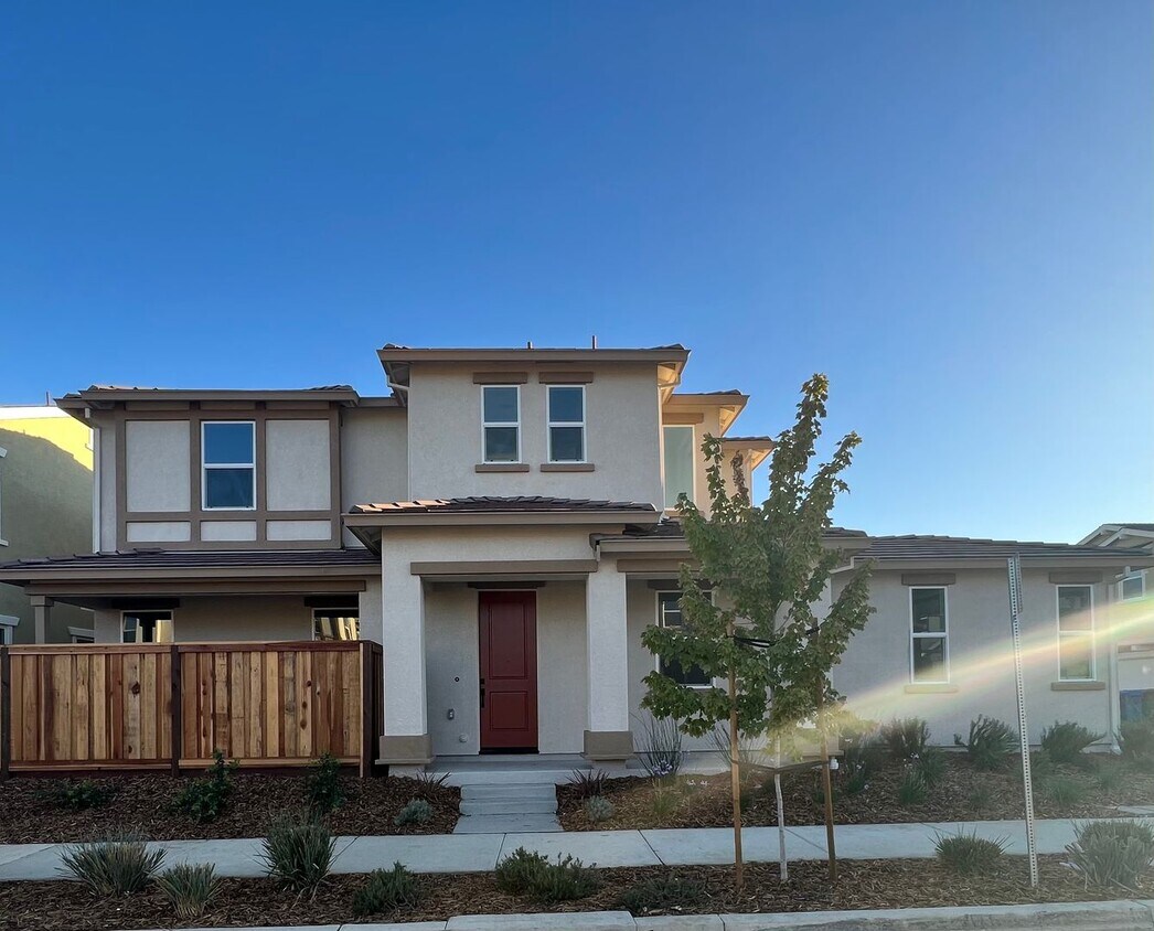 Foto principal - GORGEOUS 4 BED/3BATH IN BRENTWOOD SAVE $10...