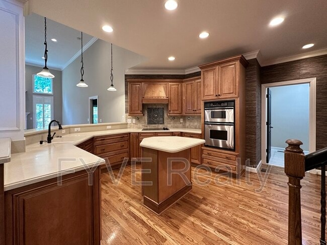 Building Photo - 1032 Golf Club Cir W
