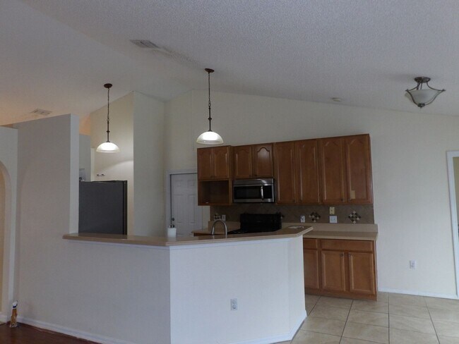 Building Photo - MOVE IN READY 3 Bedroom 2 Bath 2 Car garage