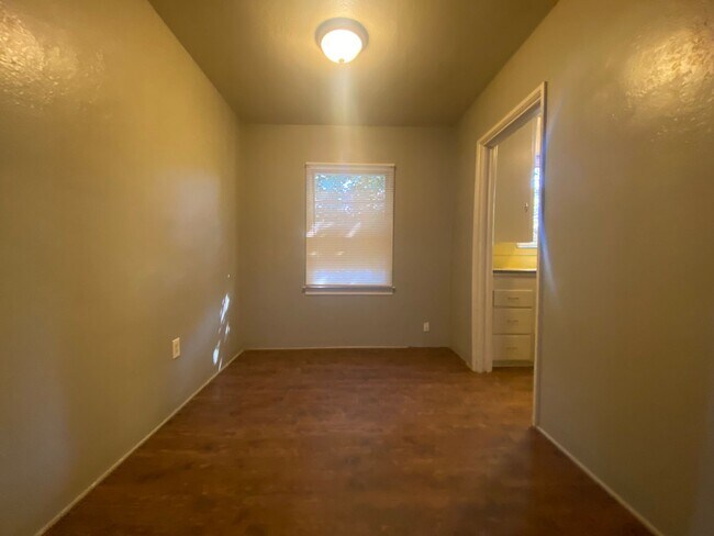 Building Photo - 511 Philippine St