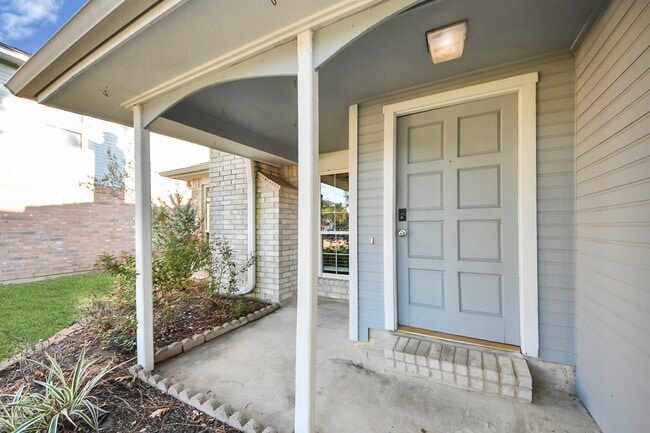 Building Photo - 19422 Lake Hollow Ln