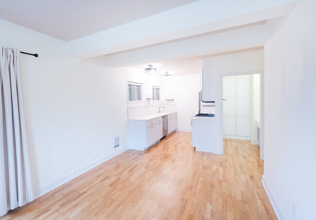 Foto del edificio - 2203 Yale Ave. E.