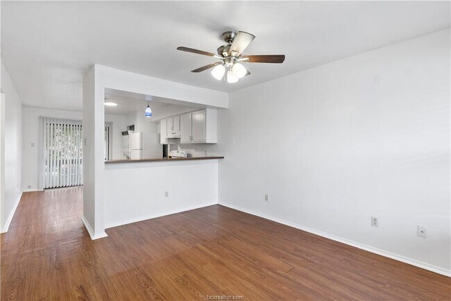 Building Photo - 313 Manuel Dr