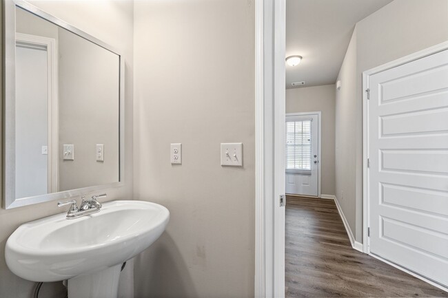 Building Photo - Modern 3 bed 2.5 Bath Town Home in Oakwood...