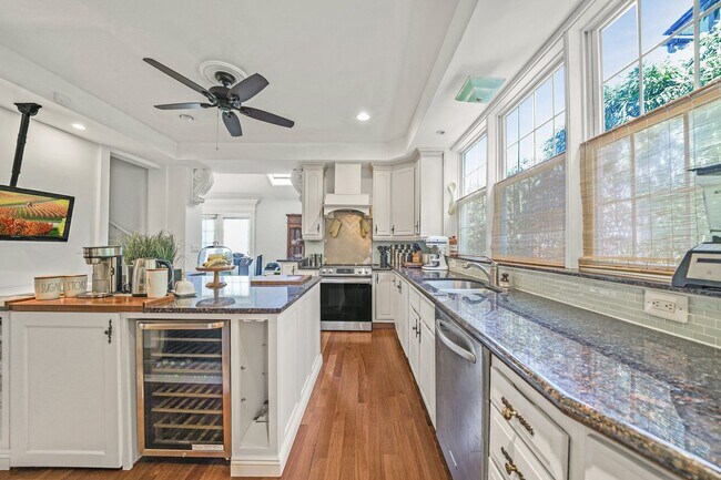 Foto del edificio - Fully Renovated Victorian Beauty with Timeless Historic Charm