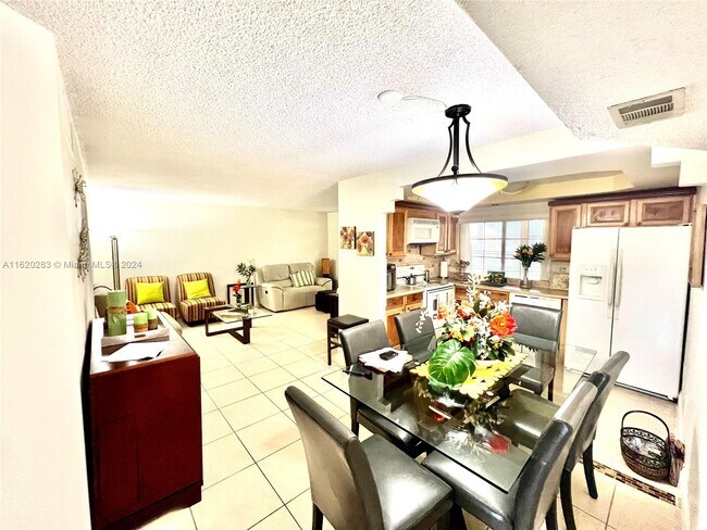 Foto del edificio - 9100 Lime Bay Blvd